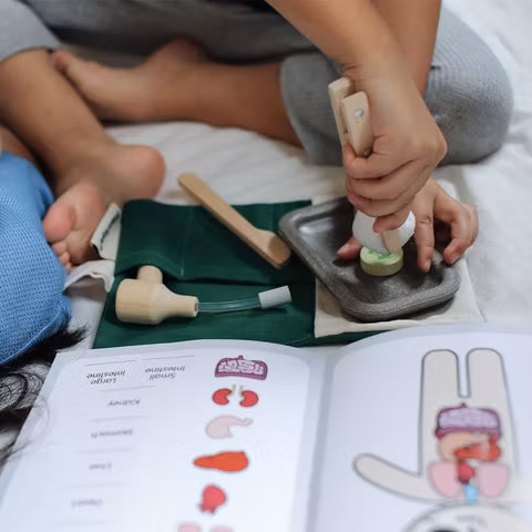 Lilla kirurgen - PlanToys - Bucklig Förpackning