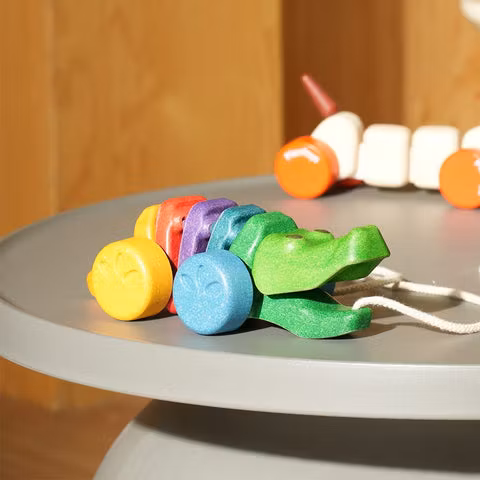 Krokodil regnbågsfärgad - PlanToys - Saknar Kartong