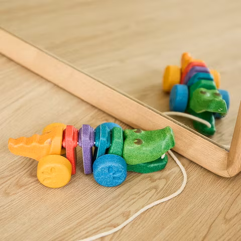 Krokodil regnbågsfärgad - PlanToys - Saknar Kartong