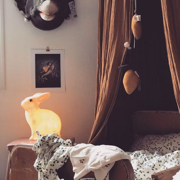 Klassisk vit kaninlampa i miljöbild