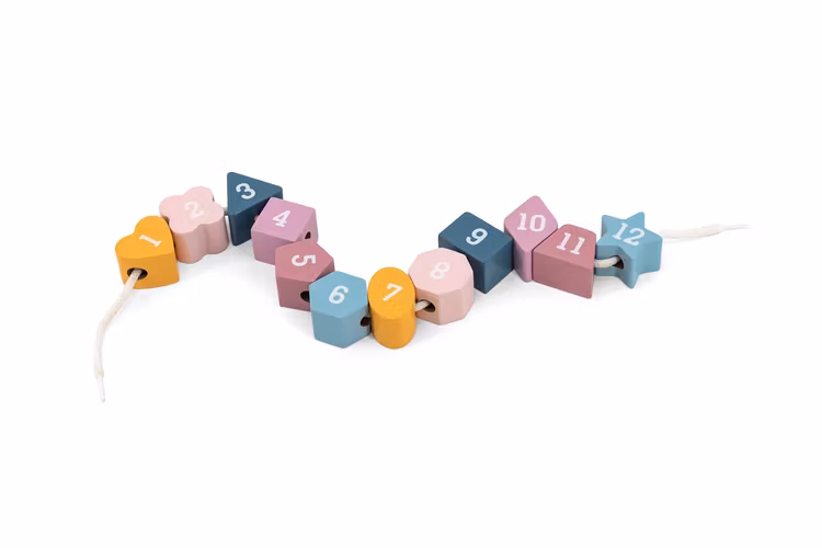 Klocka i trä - avtagbara klossar med siffror