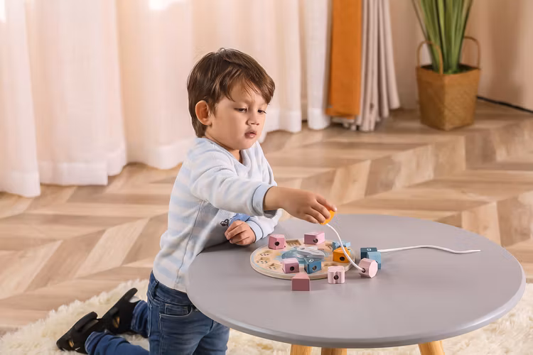 Klocka i trä - avtagbara klossar med siffror