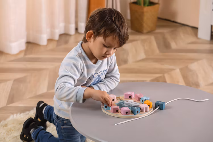 Klocka i trä - avtagbara klossar med siffror