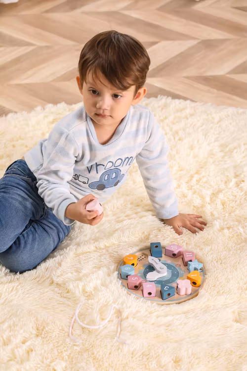 Klocka i trä - avtagbara klossar med siffror