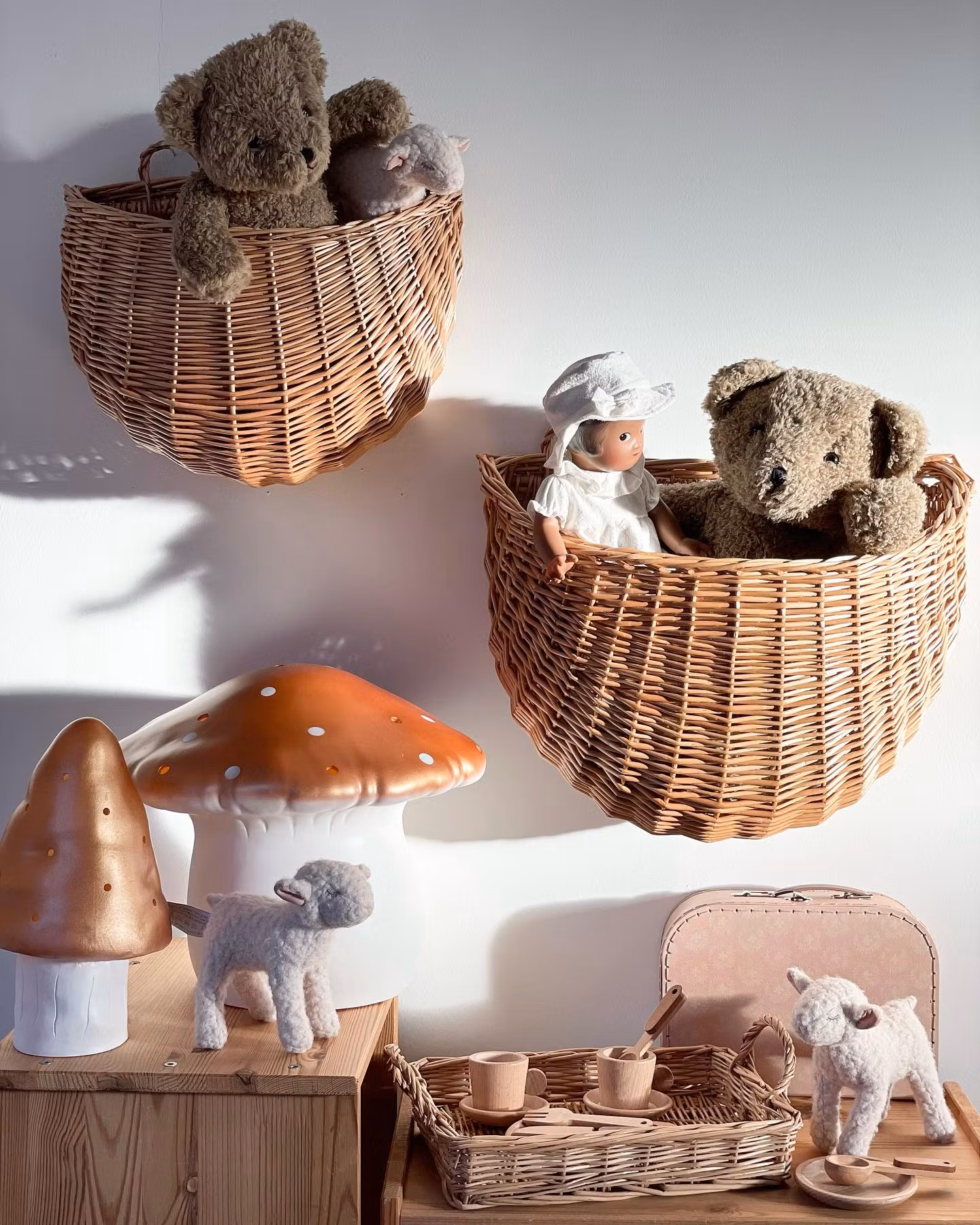 2 st väggkorgar i rotting