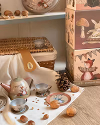 Teservis skogen i picknickkorg