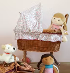 Dockvagn i korg blommigt tyg