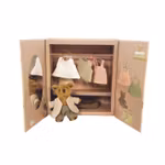 Garderob med björn & kläder