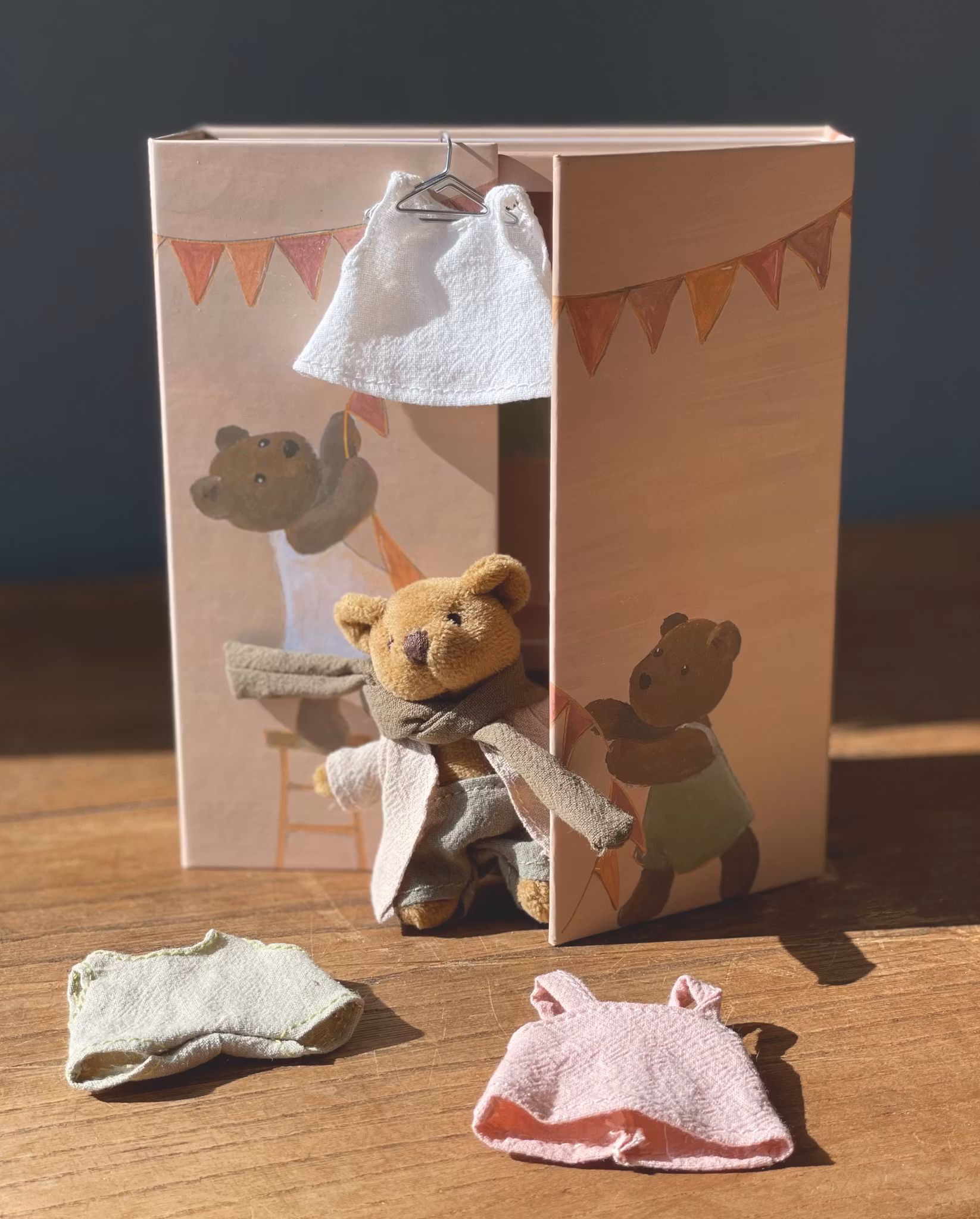 Garderob med björn & kläder