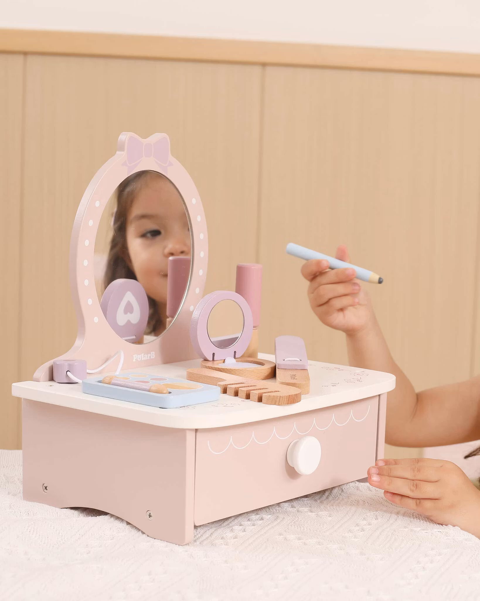 Spegelbyrå med tillbehör