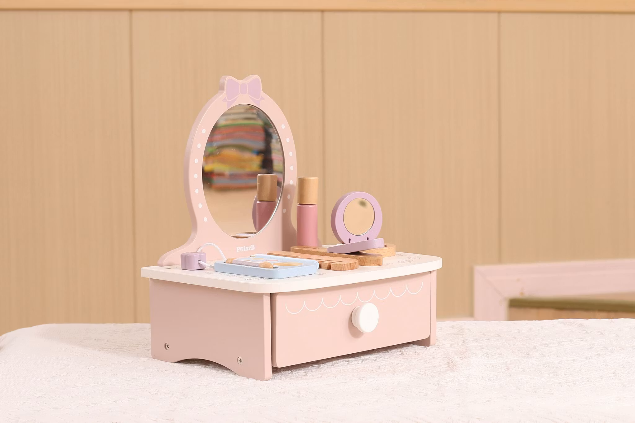 Spegelbyrå med tillbehör