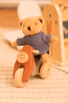 Alexis Björn på Vespa  - "mini friends"