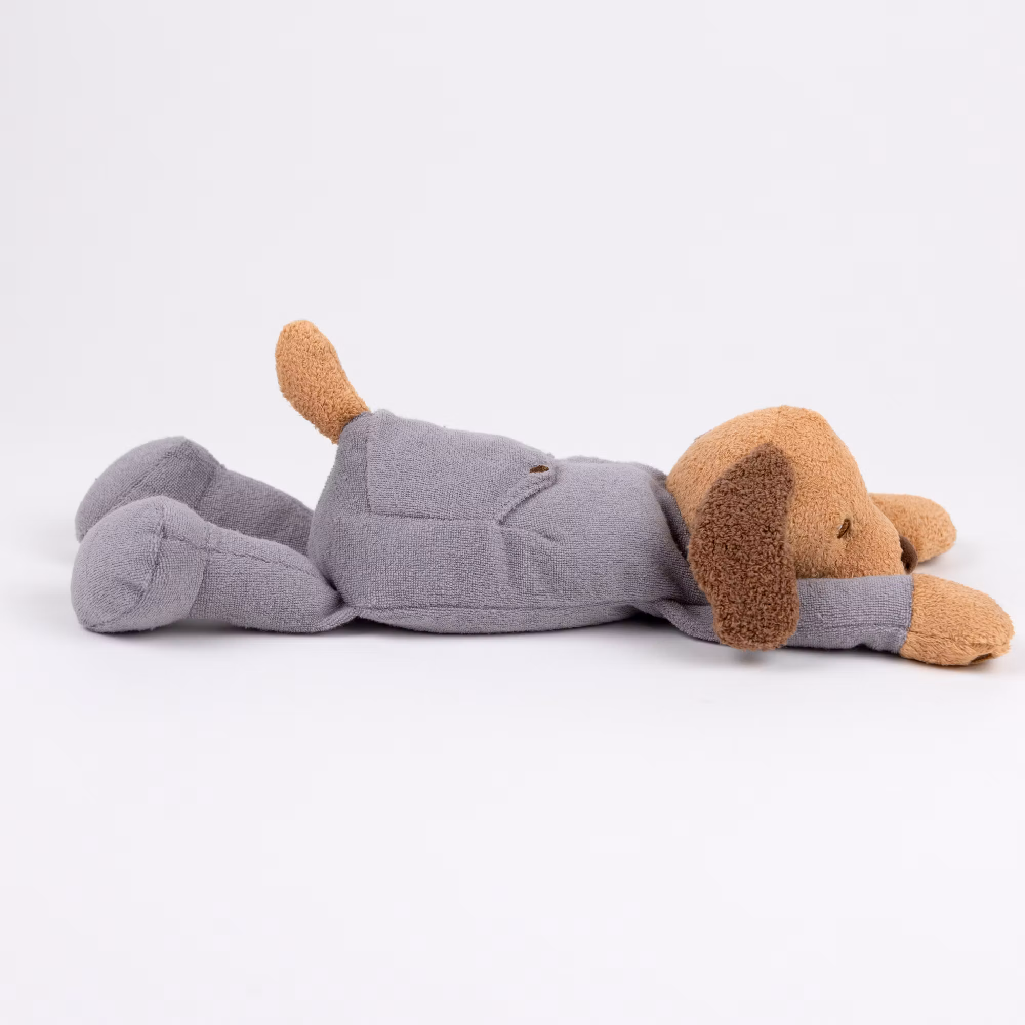 Tyngdhund i pyjamas med säng