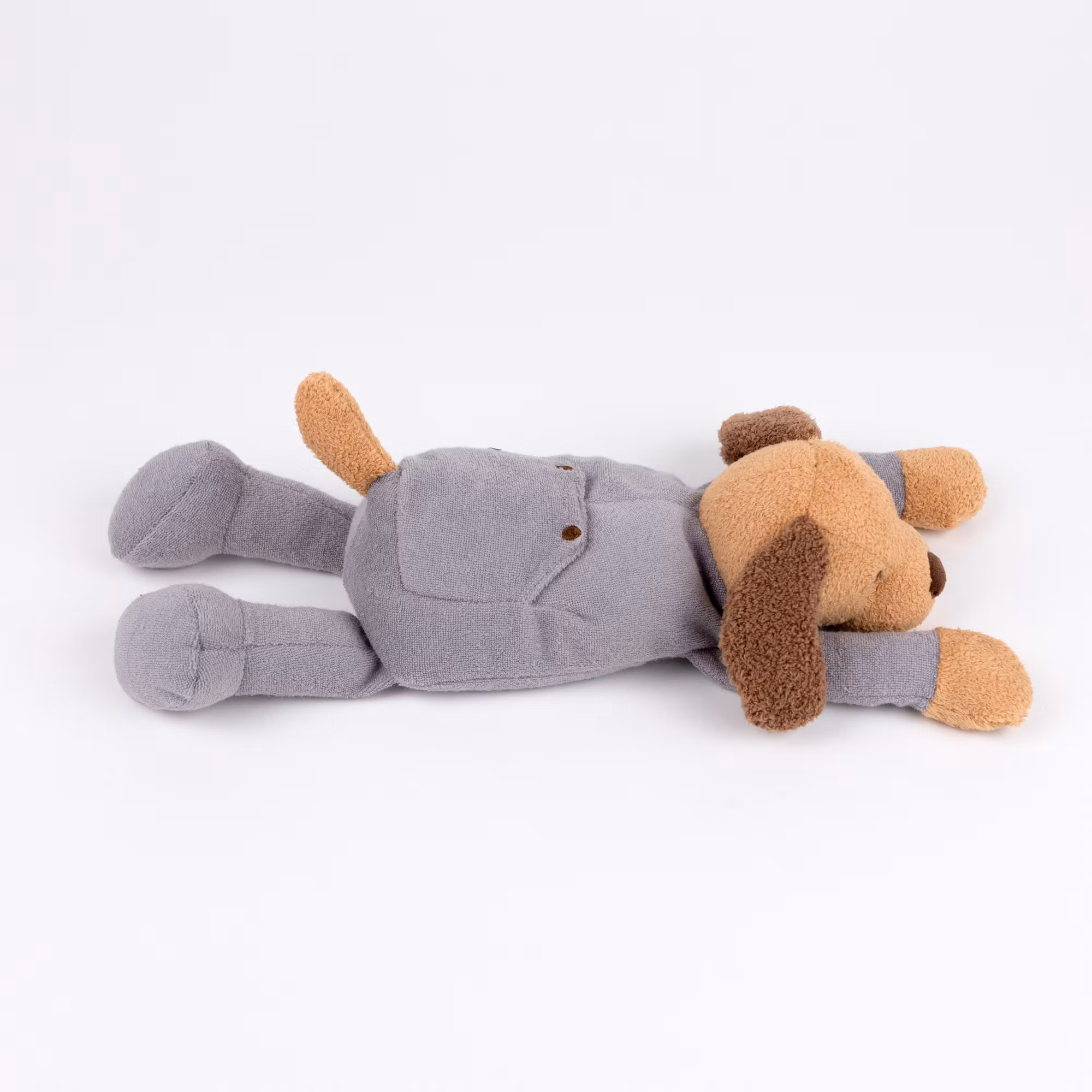 Tyngdhund i pyjamas med säng