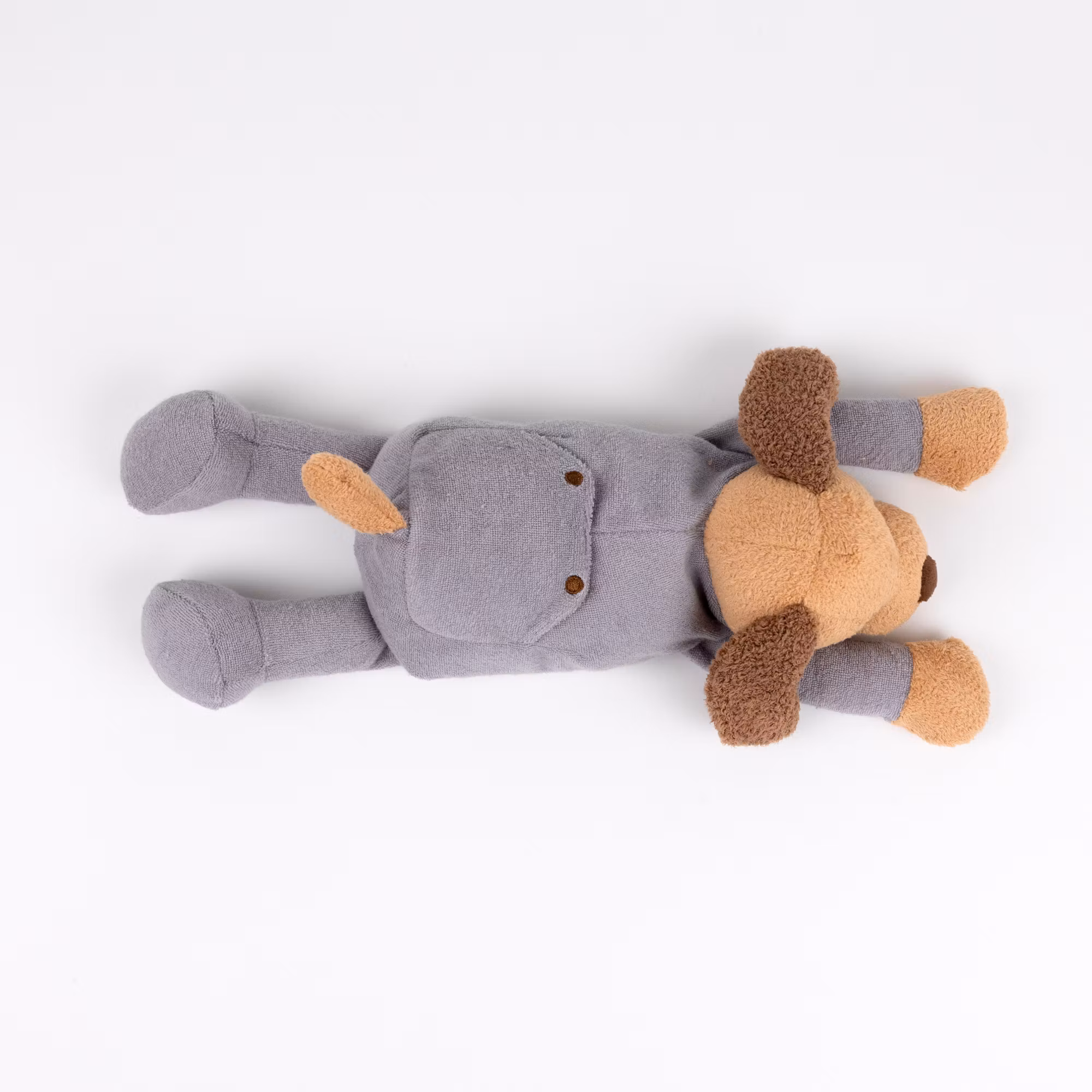 Tyngdhund i pyjamas med säng