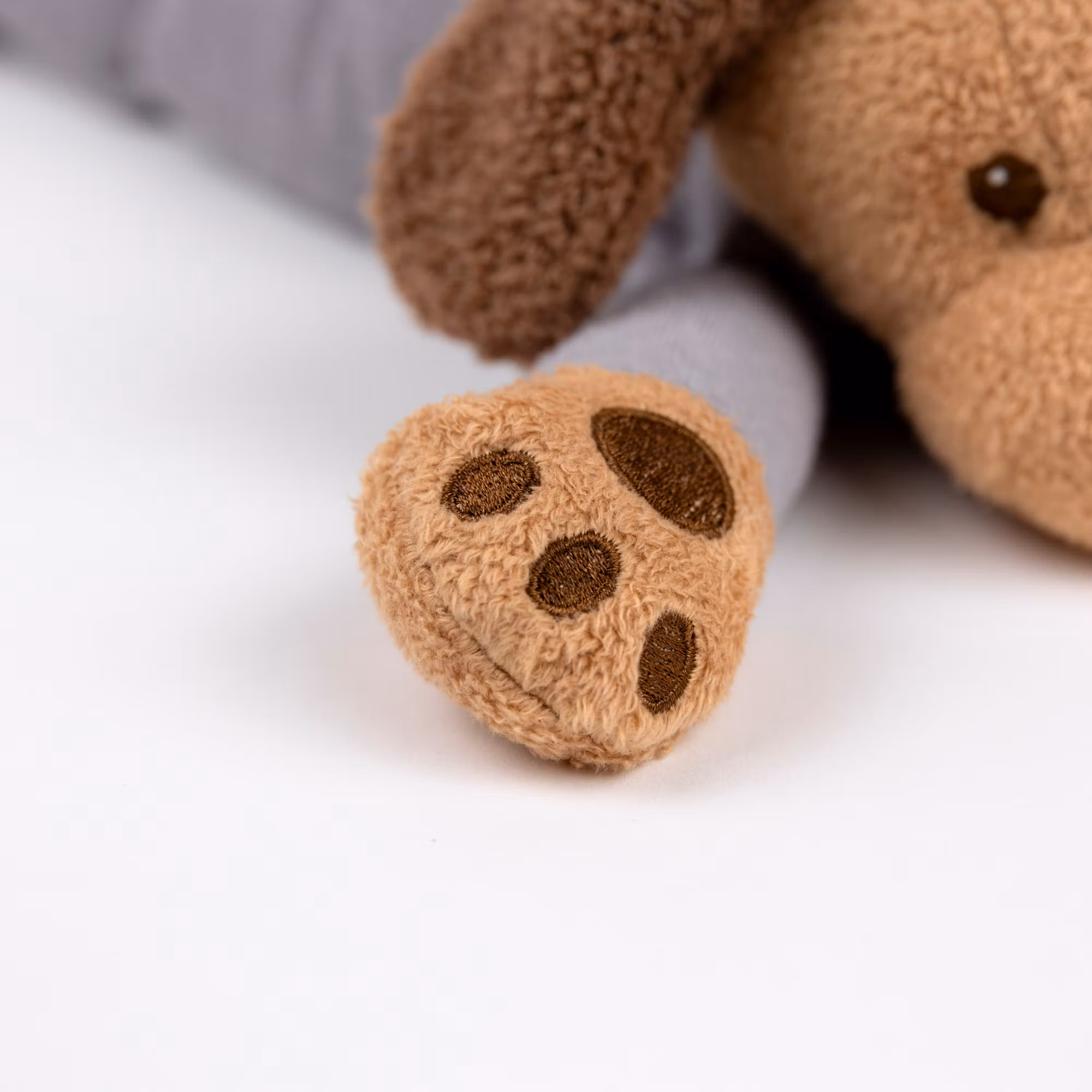 Tyngdhund i pyjamas med säng