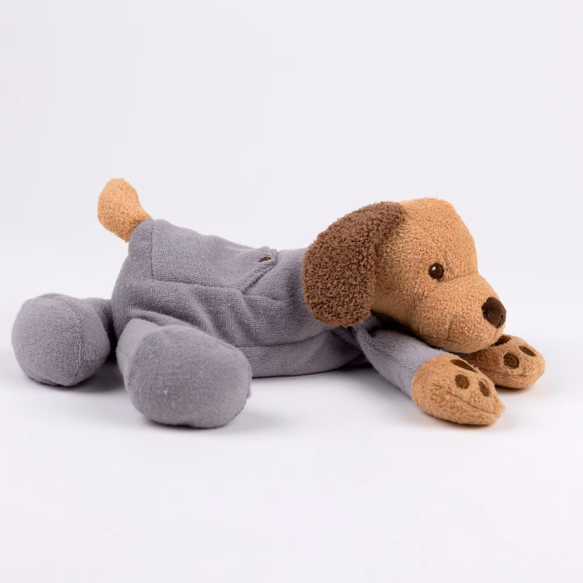 Tyngdhund i pyjamas med säng