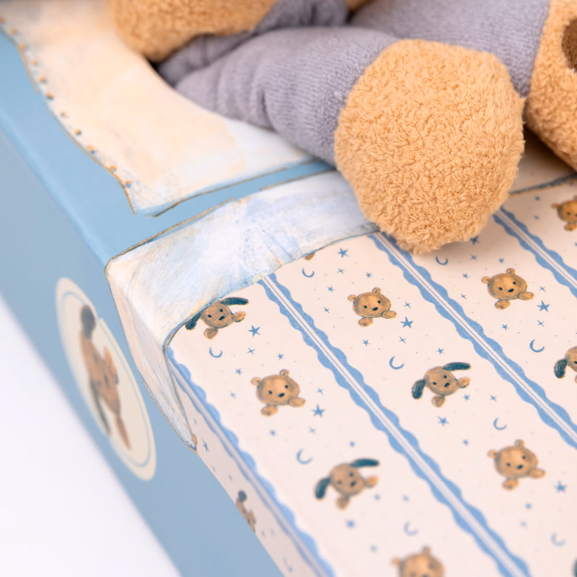 Tyngdhund i pyjamas med säng
