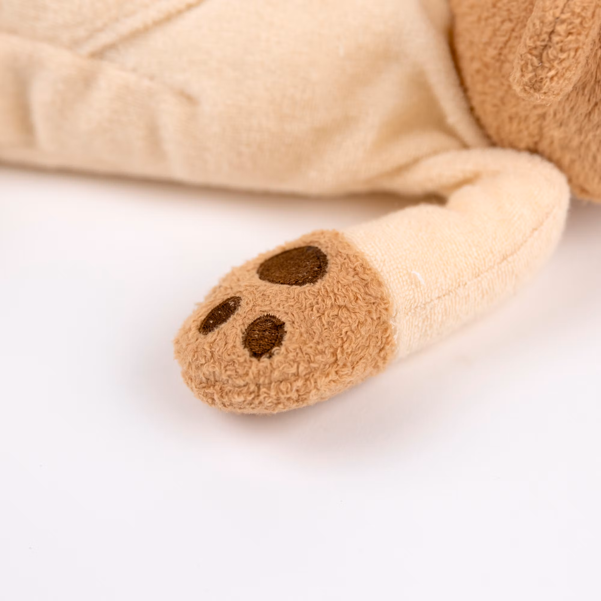 Tyngdbjörn i pyjamas i säng