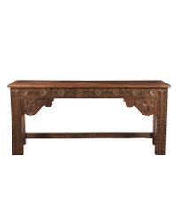 Ett stort sideboard i snidat trä