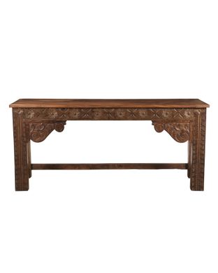 Ett stort sideboard i snidat trä