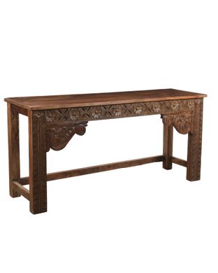 Ett stort sideboard i snidat trä