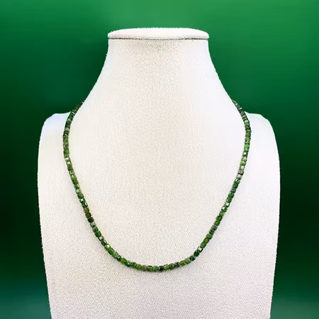 Diopsid (Fasetterade pärlor) Halsband