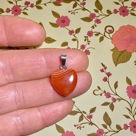 Karneol Hjärta 1,5cm Hängsmycke (Metallhänge)