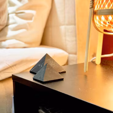 Shungit Pyramid M opolerad 5cm