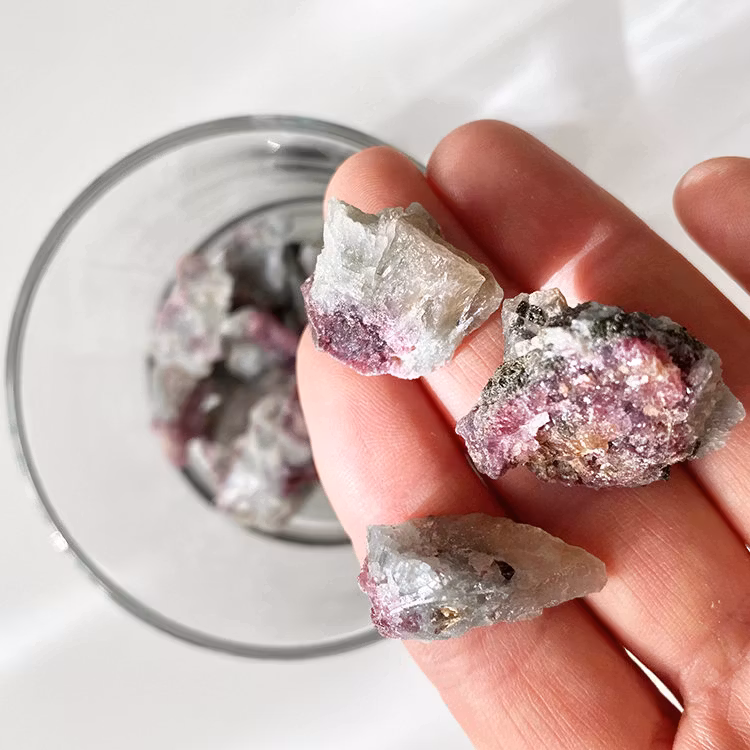 UTGÅTT! Lepidolit med Blå Albit rå bitar