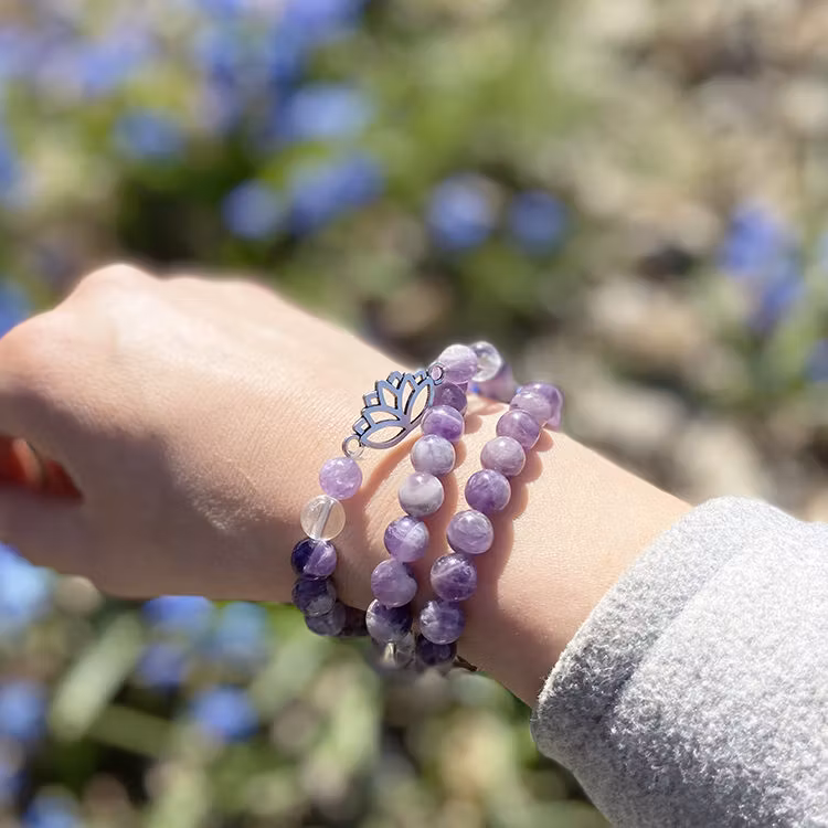 Ametist Chevron, Bergkristall (Lotus) 8mm pärlor Armband