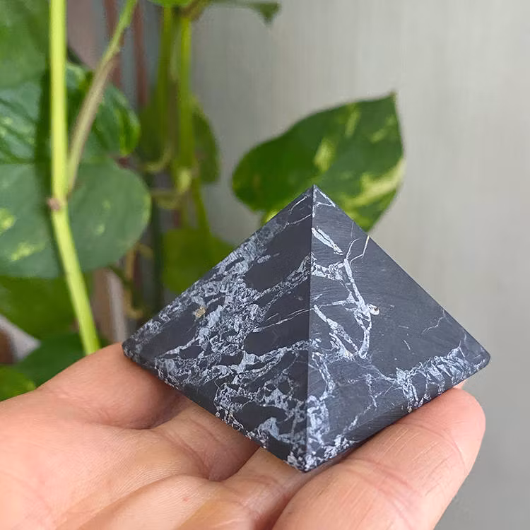 Shungit Pyramid M opolerad 5cm