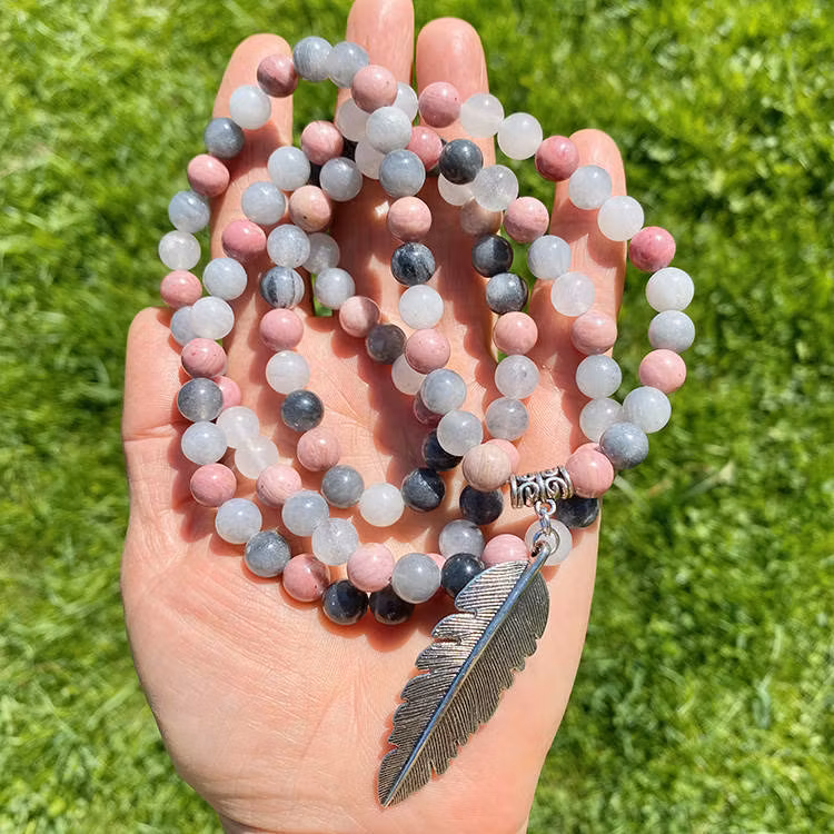 Rodonit, Kvarts grå (Fjäder) Mala 108 pärlor