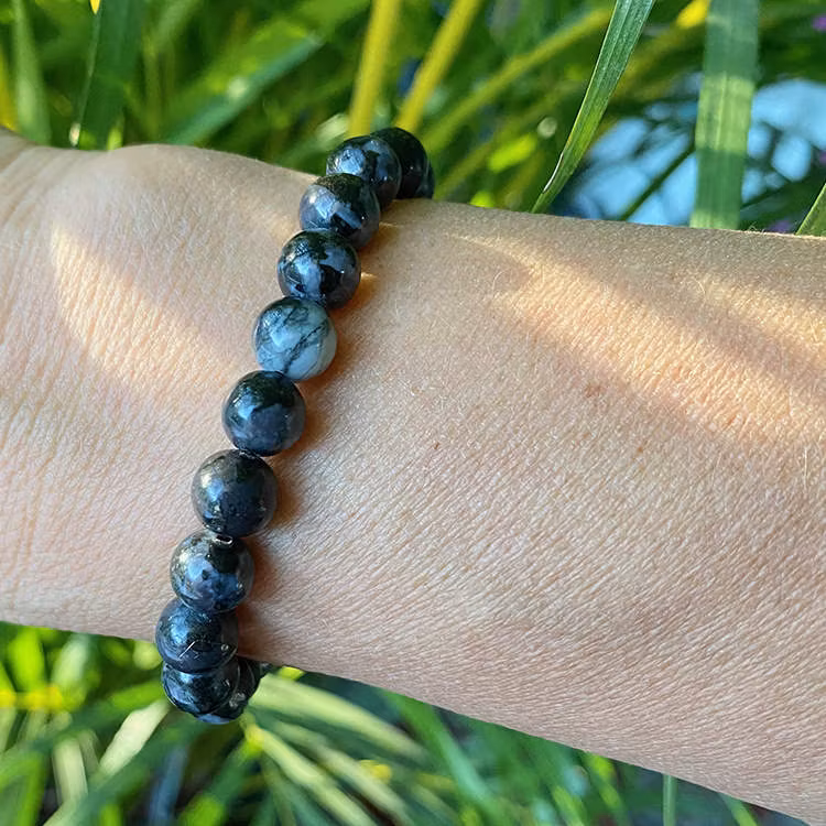 Gabbro ”Mystisk Merlinit” 8mm pärlor Armband