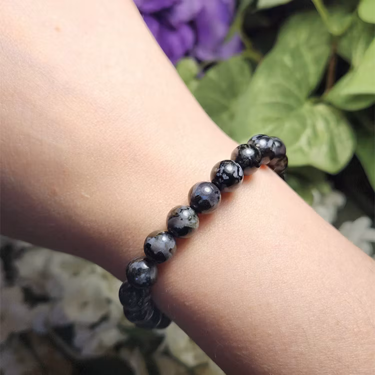 Gabbro ”Mystisk Merlinit” 8mm pärlor Armband