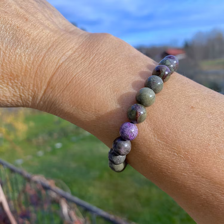 Sugilit 8mm pärlor Armband