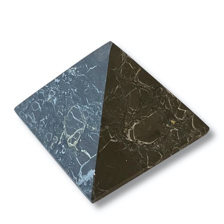 (FYND) Shungit Pyramid M opolerad 5cm