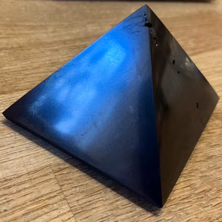 (FYNDD10) Shungit Pyramid L polerad 7cm