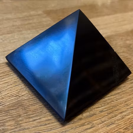 (FYNDD11) Shungit Pyramid 7cm Opolerad