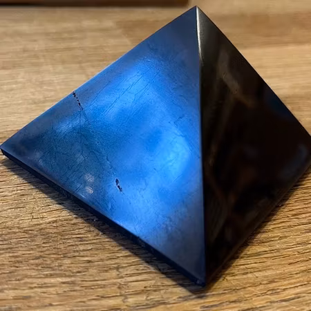 (FYNDD13) Shungit Pyramid L polerad 7cm