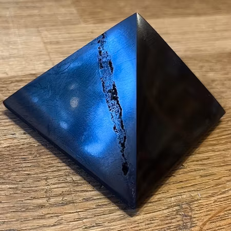 (FYNDD14) Shungit Pyramid L polerad 7cm