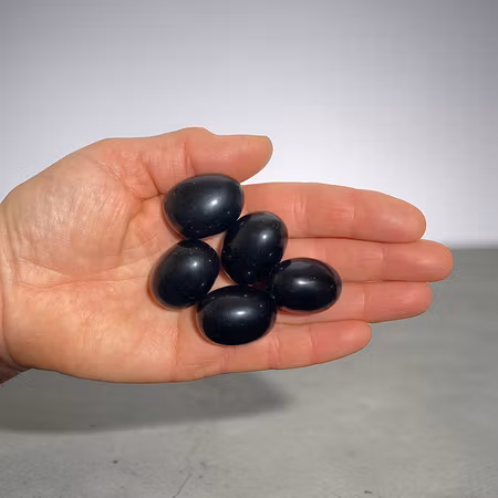 Obsidian Svart A Trumlade stenar 100gr