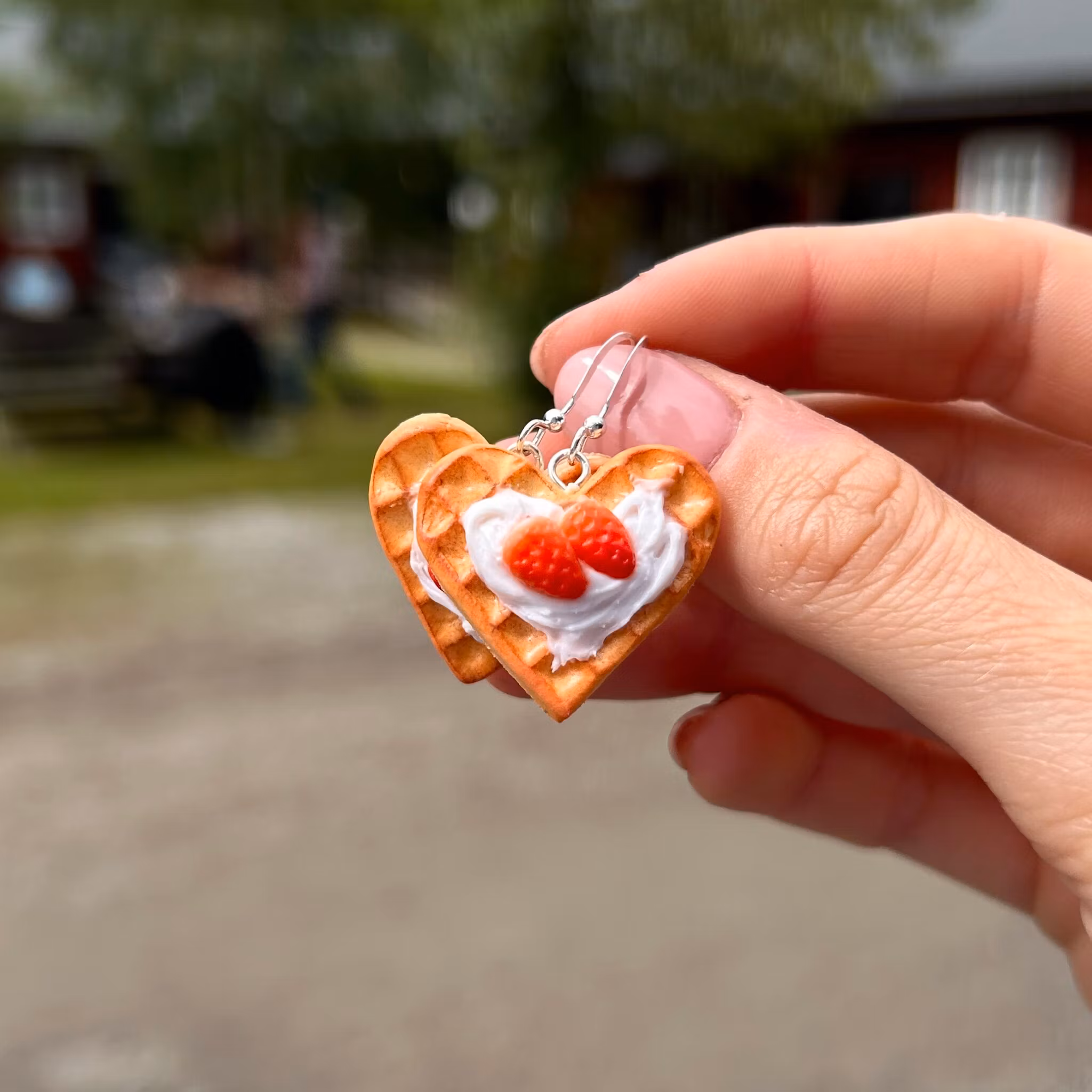 Våffelhjärtan med grädde & jordgubbar örhängen