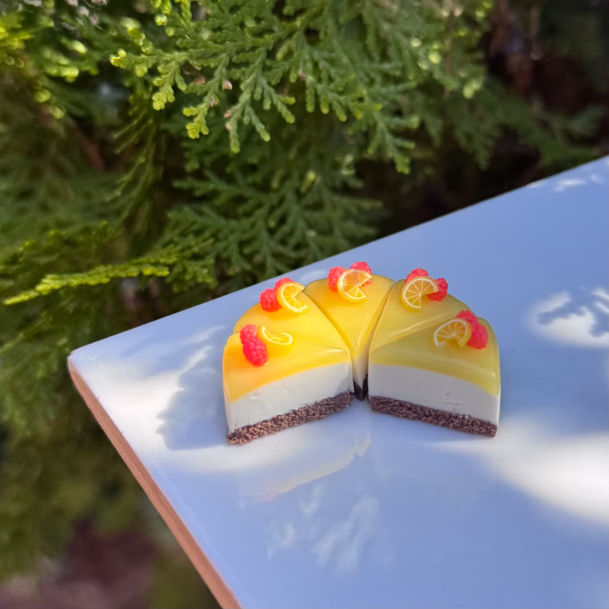 Citron cheesecake med hallon örhängen