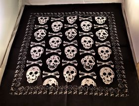 Scarf, motiv med stora dödskallar