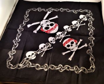 Scarf, motiv med 2 stora dödskallar
