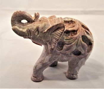 Handgjord elefant utskuren i sten
