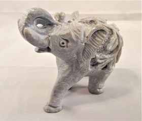 Handgjord elefant utskuren i sten
