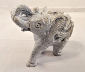 Handgjord elefant utskuren i sten