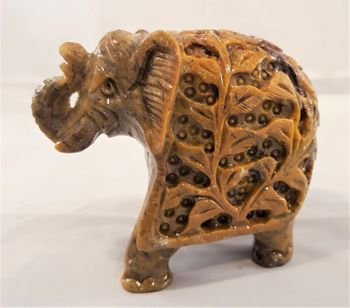 Handgjord uttäljd elefant med en elefant inuti